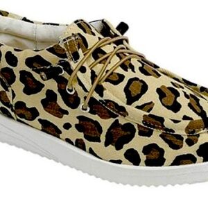 Slip-on leopard shoes women's size 8.5 NEW
NWT
IN BOX
